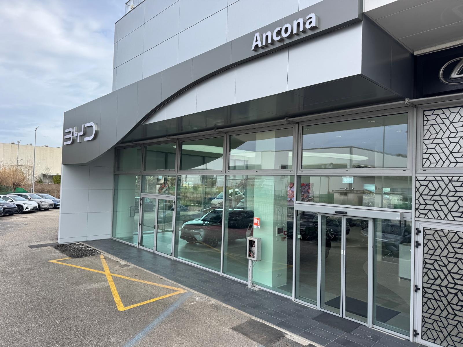 Ingresso e fascia rivestita dello showroom